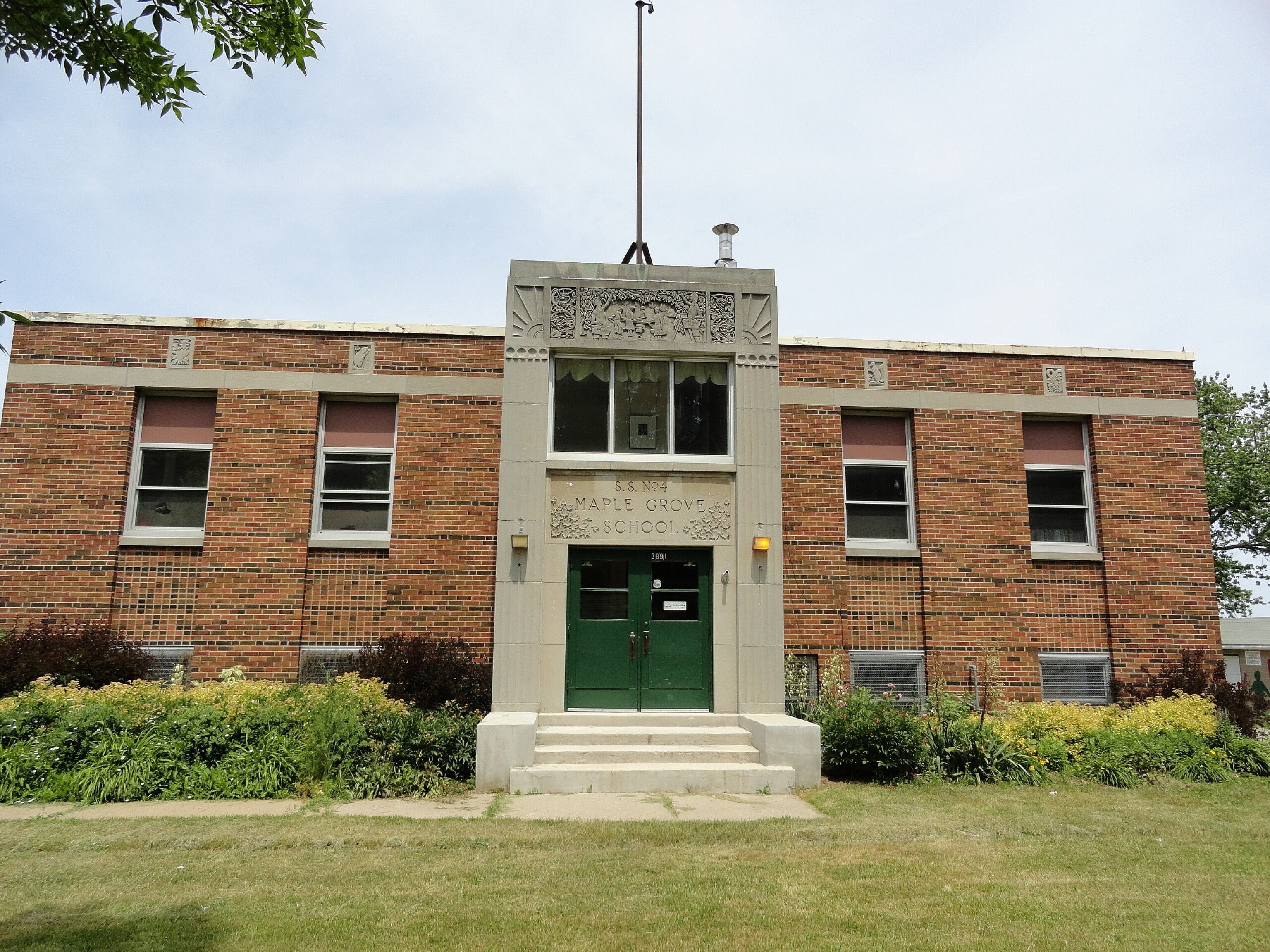 Maple Grove School In Beamsville Ontario (10044852906)